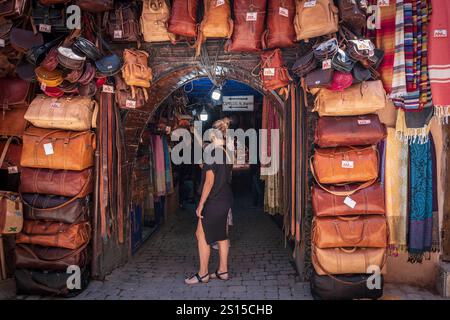 Frau in einem Taschengeschäft, marrakesch, marokko, afrika Stockfoto