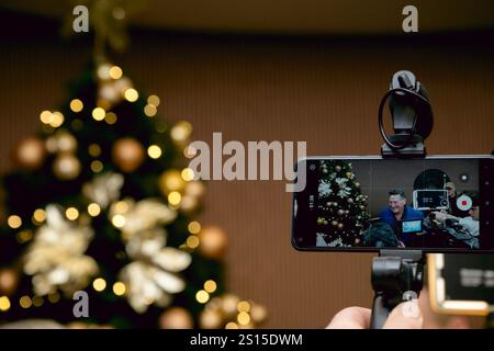 Trani, Italien. Dezember 2024 31. Tony Hadley wurde auf einem Bildschirm eines Mobiltelefons gesehen. Der Sänger Tony Hadley, Frontmann der Band Spandau Ballet, nahm an der Pressekonferenz in Trani (Italien) Teil, bevor das Neujahrskonzert in der Küstenstadt mit dem Bürgermeister Amedeo Bottaro stattfand. Quelle: SOPA Images Limited/Alamy Live News Stockfoto