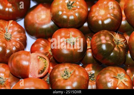 Markthalle, Mercat de la Boqueria, La Rambla, Barcelona, Katalonien, Spanien, Europa, viele frische Tomaten und eine geschnittene Tomate in Nahaufnahme, Europa Stockfoto