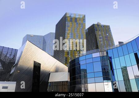 Las Vegas, Nevada, USA, Nordamerika, mehrere moderne Gebäude mit Glasfassaden und Reflexionen unter klarem Himmel in einer urbanen Umgebung, Las Vega Stockfoto