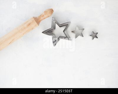 Backen zu Hause zu Weihnachten, Holzrollstift und sternförmige Schneider in verschiedenen Größen. Von oben betrachtet mit Platz für Text Stockfoto