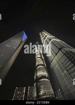 Moderne Wolkenkratzer beleuchten den Nachthimmel in der belebten Metropole shanghai, china, mit architektonischen Wundertümern und städtischer Entwicklung Stockfoto