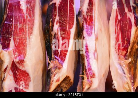 Markthalle, Mercat de la Boqueria, La Rambla, Barcelona, Katalonien, Spanien, Europa, Nahaufnahme mehrerer Streifen Schinken in Scheiben mit lebhaftem Rot und weiß Stockfoto