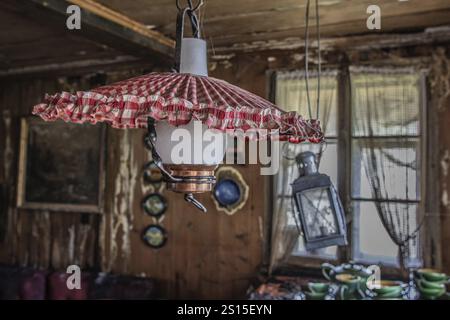 Impressionen aus der Stube, Wohnzimmer an einem verlorenen Ort, ca. 300 Jahre altes Bauernhaus, das seit Jahrzehnten unbewohnt ist und seither dem gehört Stockfoto