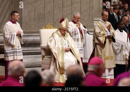 Rom, Italien. Dezember 2024 31. Vatikanstadt, Italien 31.12.2024: Papst Franziskus feiert die Messe der ersten Vesper und Te Deum als Danksagung für das vergangene Jahr im Altar der Confessio, Petersdom Credit: Independent Photo Agency/Alamy Live News Stockfoto