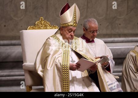 Vatikanstadt, Italien 31.12.2024: Papst Franziskus feiert die Messe der ersten Vesper und Te Deum als Danksagung für das vergangene Jahr auf dem Altar des Confe Stockfoto