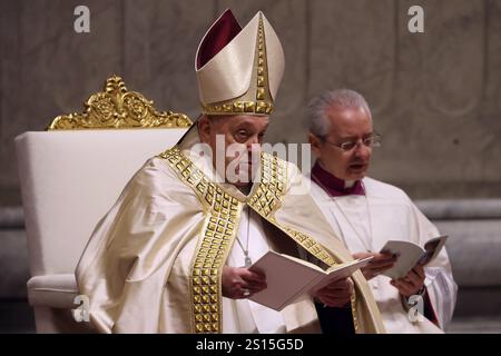 Vatikanstadt, Italien 31.12.2024: Papst Franziskus feiert die Messe der ersten Vesper und Te Deum als Danksagung für das vergangene Jahr auf dem Altar des Confe Stockfoto