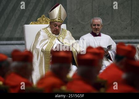 Vatikanstadt, Italien 31.12.2024: Papst Franziskus feiert die Messe der ersten Vesper und Te Deum als Danksagung für das vergangene Jahr auf dem Altar des Confe Stockfoto