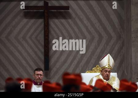Vatikanstadt, Italien 31.12.2024: Papst Franziskus feiert die Messe der ersten Vesper und Te Deum als Danksagung für das vergangene Jahr auf dem Altar des Confe Stockfoto