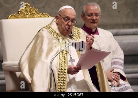 Vatikanstadt, Italien 31.12.2024: Papst Franziskus feiert die Messe der ersten Vesper und Te Deum als Danksagung für das vergangene Jahr auf dem Altar des Confe Stockfoto