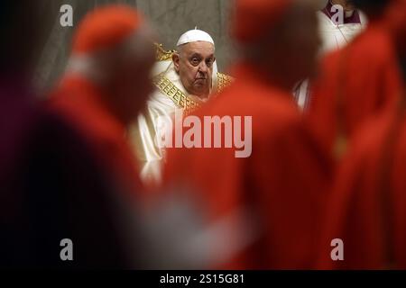 Vatikanstadt, Italien 31.12.2024: Papst Franziskus feiert die Messe der ersten Vesper und Te Deum als Danksagung für das vergangene Jahr auf dem Altar des Confe Stockfoto