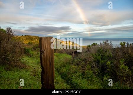 Rainbow Erhebt Sich Über Santa Cruz Island Im Channel Islands National Park Stockfoto