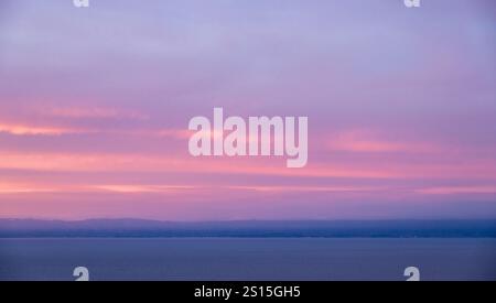 Rosa Gradient des Sonnenuntergangs über der kalifornischen Küste von Santa Cruz Island Stockfoto