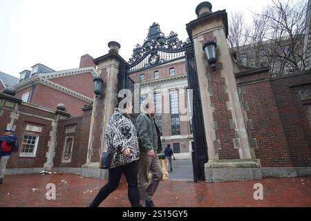 Boston, Massachusetts, USA. Dezember 2024. Die Leute laufen vor dem Tor der Harvard University in Boston. (Credit Image: © Michael Ho Wai Lee/SOPA Images via ZUMA Press Wire) NUR REDAKTIONELLE VERWENDUNG! Nicht für kommerzielle ZWECKE! Stockfoto