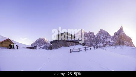 Pale di San Martino viste durante l alba nella stagione invernale con paesaggio innevato - Escursioni dulle Dolomiti del Trentino Stockfoto