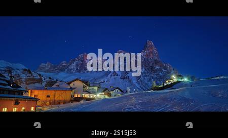 Pale di San Martino di notte viste dal Passo Rolle con sfondo del cielo serale stellato e paesaggio notturno innevato durante l inverno Stockfoto