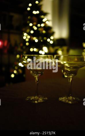 Zwei Gläser mit weihnachtsbaum im Hintergrund Stockfoto