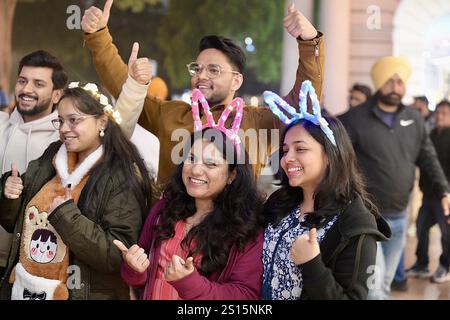 Neu-Delhi, Indien. Dezember 2024 31. NEW DELHI, INDIEN – DEZEMBER 31: Die Menschen feiern am Vorabend des neuen Jahres 2025 am Connaught Place am 31. Dezember 2024 in New Delhi, Indien. (Foto: Raj K Raj/Hindustan Times/SIPA USA) Credit: SIPA USA/Alamy Live News Stockfoto