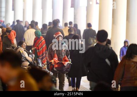 Neu-Delhi, Indien. Dezember 2024 31. NEW DELHI, INDIEN – DEZEMBER 31: Die Menschen feiern am Vorabend des neuen Jahres 2025 am Connaught Place am 31. Dezember 2024 in New Delhi, Indien. (Foto: Raj K Raj/Hindustan Times/SIPA USA) Credit: SIPA USA/Alamy Live News Stockfoto