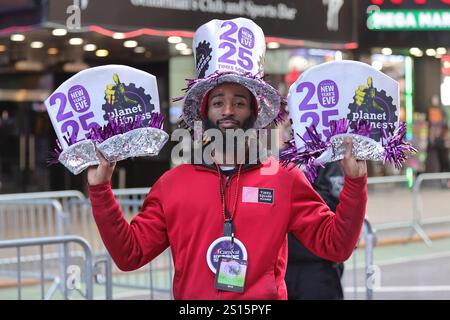 NEW YORK, NY - DEZEMBER 31: Ein spektakulärer Blick auf den Times Square mit Tausenden von Nachtschwärmern, die sich am 31. Dezember 2024 in New York City auf die Silvesterfeier vorbereiten. Die legendäre Veranstaltung begrüßte das neue Jahr mit blendenden Lichtern, Konfetti und erhöhten Sicherheitsmaßnahmen. (Foto: Luiz Rampelotto/EuropaNewswire). Quelle: Europa Newswire/Alamy Live News Stockfoto