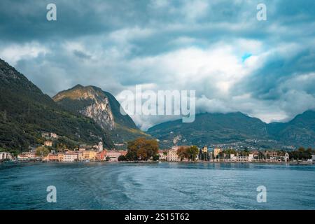 see, italien, gardasee, Seeregion, gardasee, Wasser, malerisch, wunderschön, Berge, italienisch, Stadt, Reise, Tourismus, Urlaub, historisch, limone, Stockfoto