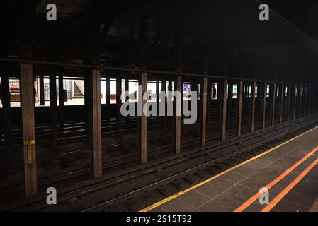 Chelsea, Manhattan, New York, Deer. Dezember 2024 31. (Neu) ein Mann ist in Gewahrsam und wird verhört, nachdem ein anderer Mann bei einem neuen yearÃ¢â‚¬â„¢Angriff in manhattan, New york, auf die U-Bahn-Gleise geschoben wurde. 31. Dezember 2024, manhattan, New york, usa: Es geschah auf der Südseite 1 Gleise am Bahnhof 18. Straße in chelsea kurz nach 13:30 Uhr wurde das Opfer in kritischem Zustand nach bellevue gebracht. Der Verdächtige ist weggelaufen, aber die Behörden sagten, dass sie einen Mann in Gewahrsam hätten, der kurz vor 16 Uhr verhört wurde. Quelle: ZUMA Press, Inc./Ala Stockfoto