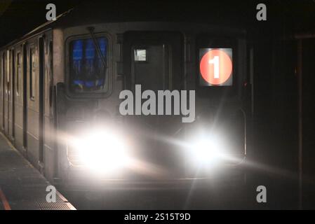 Chelsea, Manhattan, New York, Deer. Dezember 2024 31. (Neu) ein Mann ist in Gewahrsam und wird verhört, nachdem ein anderer Mann bei einem neuen yearÃ¢â‚¬â„¢Angriff in manhattan, New york, auf die U-Bahn-Gleise geschoben wurde. 31. Dezember 2024, manhattan, New york, usa: Es geschah auf der Südseite 1 Gleise am Bahnhof 18. Straße in chelsea kurz nach 13:30 Uhr wurde das Opfer in kritischem Zustand nach bellevue gebracht. Der Verdächtige ist weggelaufen, aber die Behörden sagten, dass sie einen Mann in Gewahrsam hätten, der kurz vor 16 Uhr verhört wurde. Quelle: ZUMA Press, Inc./Ala Stockfoto