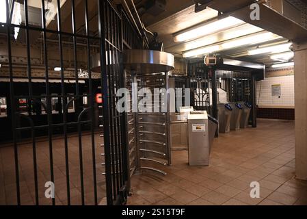 Chelsea, Manhattan, New York, Deer. Dezember 2024 31. (Neu) ein Mann ist in Gewahrsam und wird verhört, nachdem ein anderer Mann bei einem neuen yearÃ¢â‚¬â„¢Angriff in manhattan, New york, auf die U-Bahn-Gleise geschoben wurde. 31. Dezember 2024, manhattan, New york, usa: Es geschah auf der Südseite 1 Gleise am Bahnhof 18. Straße in chelsea kurz nach 13:30 Uhr wurde das Opfer in kritischem Zustand nach bellevue gebracht. Der Verdächtige ist weggelaufen, aber die Behörden sagten, dass sie einen Mann in Gewahrsam hätten, der kurz vor 16 Uhr verhört wurde. Quelle: ZUMA Press, Inc./Ala Stockfoto