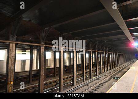 Chelsea, Manhattan, New York, Deer. Dezember 2024 31. (Neu) ein Mann ist in Gewahrsam und wird verhört, nachdem ein anderer Mann bei einem neuen yearÃ¢â‚¬â„¢Angriff in manhattan, New york, auf die U-Bahn-Gleise geschoben wurde. 31. Dezember 2024, manhattan, New york, usa: Es geschah auf der Südseite 1 Gleise am Bahnhof 18. Straße in chelsea kurz nach 13:30 Uhr wurde das Opfer in kritischem Zustand nach bellevue gebracht. Der Verdächtige ist weggelaufen, aber die Behörden sagten, dass sie einen Mann in Gewahrsam hätten, der kurz vor 16 Uhr verhört wurde. Quelle: ZUMA Press, Inc./Ala Stockfoto