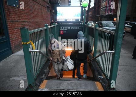 Chelsea, Manhattan, New York, Deer. Dezember 2024 31. (Neu) ein Mann ist in Gewahrsam und wird verhört, nachdem ein anderer Mann bei einem neuen yearÃ¢â‚¬â„¢Angriff in manhattan, New york, auf die U-Bahn-Gleise geschoben wurde. 31. Dezember 2024, manhattan, New york, usa: Es geschah auf der Südseite 1 Gleise am Bahnhof 18. Straße in chelsea kurz nach 13:30 Uhr wurde das Opfer in kritischem Zustand nach bellevue gebracht. Der Verdächtige ist weggelaufen, aber die Behörden sagten, dass sie einen Mann in Gewahrsam hätten, der kurz vor 16 Uhr verhört wurde. Quelle: ZUMA Press, Inc./Ala Stockfoto