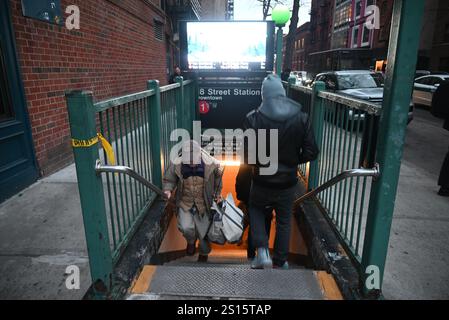 Chelsea, Manhattan, New York, Deer. Dezember 2024 31. (Neu) ein Mann ist in Gewahrsam und wird verhört, nachdem ein anderer Mann bei einem neuen yearÃ¢â‚¬â„¢Angriff in manhattan, New york, auf die U-Bahn-Gleise geschoben wurde. 31. Dezember 2024, manhattan, New york, usa: Es geschah auf der Südseite 1 Gleise am Bahnhof 18. Straße in chelsea kurz nach 13:30 Uhr wurde das Opfer in kritischem Zustand nach bellevue gebracht. Der Verdächtige ist weggelaufen, aber die Behörden sagten, dass sie einen Mann in Gewahrsam hätten, der kurz vor 16 Uhr verhört wurde. Quelle: ZUMA Press, Inc./Ala Stockfoto