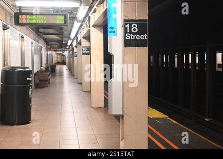 Chelsea, Manhattan, New York, Deer. Dezember 2024 31. (Neu) ein Mann ist in Gewahrsam und wird verhört, nachdem ein anderer Mann bei einem neuen yearÃ¢â‚¬â„¢Angriff in manhattan, New york, auf die U-Bahn-Gleise geschoben wurde. 31. Dezember 2024, manhattan, New york, usa: Es geschah auf der Südseite 1 Gleise am Bahnhof 18. Straße in chelsea kurz nach 13:30 Uhr wurde das Opfer in kritischem Zustand nach bellevue gebracht. Der Verdächtige ist weggelaufen, aber die Behörden sagten, dass sie einen Mann in Gewahrsam hätten, der kurz vor 16 Uhr verhört wurde. Quelle: ZUMA Press, Inc./Ala Stockfoto