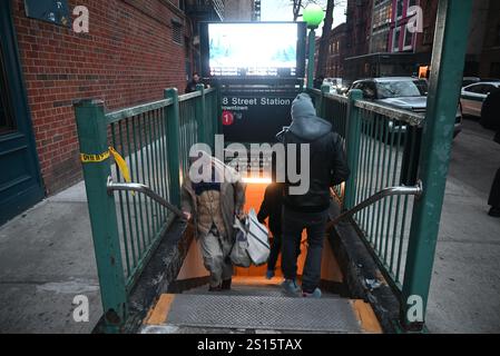 Chelsea, Manhattan, New York, Deer. Dezember 2024 31. (Neu) ein Mann ist in Gewahrsam und wird verhört, nachdem ein anderer Mann bei einem neuen yearÃ¢â‚¬â„¢Angriff in manhattan, New york, auf die U-Bahn-Gleise geschoben wurde. 31. Dezember 2024, manhattan, New york, usa: Es geschah auf der Südseite 1 Gleise am Bahnhof 18. Straße in chelsea kurz nach 13:30 Uhr wurde das Opfer in kritischem Zustand nach bellevue gebracht. Der Verdächtige ist weggelaufen, aber die Behörden sagten, dass sie einen Mann in Gewahrsam hätten, der kurz vor 16 Uhr verhört wurde. Quelle: ZUMA Press, Inc./Ala Stockfoto