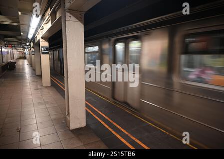 Chelsea, Manhattan, New York, Deer. Dezember 2024 31. (Neu) ein Mann ist in Gewahrsam und wird verhört, nachdem ein anderer Mann bei einem neuen yearÃ¢â‚¬â„¢Angriff in manhattan, New york, auf die U-Bahn-Gleise geschoben wurde. 31. Dezember 2024, manhattan, New york, usa: Es geschah auf der Südseite 1 Gleise am Bahnhof 18. Straße in chelsea kurz nach 13:30 Uhr wurde das Opfer in kritischem Zustand nach bellevue gebracht. Der Verdächtige ist weggelaufen, aber die Behörden sagten, dass sie einen Mann in Gewahrsam hätten, der kurz vor 16 Uhr verhört wurde. Quelle: ZUMA Press, Inc./Ala Stockfoto