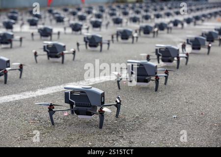 Seattle, Usa. Dezember 2024 31. Eine Flotte von Drohnen wird auf der Needle Show in Seattle am Dienstag, den 31. Dezember 2024 vorbereitet. Quelle: Paul Christian Gordon/Alamy Live News Stockfoto