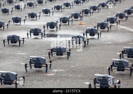 Seattle, Usa. Dezember 2024 31. Eine Flotte von Drohnen wird auf der Needle Show in Seattle am Dienstag, den 31. Dezember 2024 vorbereitet. Quelle: Paul Christian Gordon/Alamy Live News Stockfoto