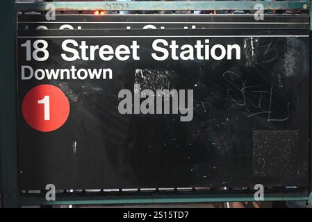 Chelsea, Manhattan, New York, Deer. Dezember 2024 31. (Neu) ein Mann ist in Gewahrsam und wird verhört, nachdem ein anderer Mann bei einem neuen yearÃ¢â‚¬â„¢Angriff in manhattan, New york, auf die U-Bahn-Gleise geschoben wurde. 31. Dezember 2024, manhattan, New york, usa: Es geschah auf der Südseite 1 Gleise am Bahnhof 18. Straße in chelsea kurz nach 13:30 Uhr wurde das Opfer in kritischem Zustand nach bellevue gebracht. Der Verdächtige ist weggelaufen, aber die Behörden sagten, dass sie einen Mann in Gewahrsam hätten, der kurz vor 16 Uhr verhört wurde. Quelle: ZUMA Press, Inc./Ala Stockfoto