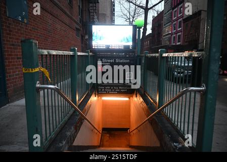 Chelsea, Manhattan, New York, Deer. Dezember 2024 31. (Neu) ein Mann ist in Gewahrsam und wird verhört, nachdem ein anderer Mann bei einem neuen yearÃ¢â‚¬â„¢Angriff in manhattan, New york, auf die U-Bahn-Gleise geschoben wurde. 31. Dezember 2024, manhattan, New york, usa: Es geschah auf der Südseite 1 Gleise am Bahnhof 18. Straße in chelsea kurz nach 13:30 Uhr wurde das Opfer in kritischem Zustand nach bellevue gebracht. Der Verdächtige ist weggelaufen, aber die Behörden sagten, dass sie einen Mann in Gewahrsam hätten, der kurz vor 16 Uhr verhört wurde. Quelle: ZUMA Press, Inc./Ala Stockfoto