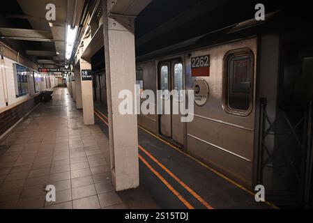 Chelsea, Manhattan, New York, Deer. Dezember 2024 31. (Neu) ein Mann ist in Gewahrsam und wird verhört, nachdem ein anderer Mann bei einem neuen yearÃ¢â‚¬â„¢Angriff in manhattan, New york, auf die U-Bahn-Gleise geschoben wurde. 31. Dezember 2024, manhattan, New york, usa: Es geschah auf der Südseite 1 Gleise am Bahnhof 18. Straße in chelsea kurz nach 13:30 Uhr wurde das Opfer in kritischem Zustand nach bellevue gebracht. Der Verdächtige ist weggelaufen, aber die Behörden sagten, dass sie einen Mann in Gewahrsam hätten, der kurz vor 16 Uhr verhört wurde. Quelle: ZUMA Press, Inc./Ala Stockfoto