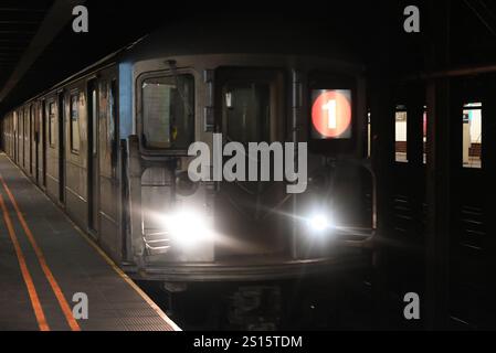 Chelsea, Manhattan, New York, Deer. Dezember 2024 31. (Neu) ein Mann ist in Gewahrsam und wird verhört, nachdem ein anderer Mann bei einem neuen yearÃ¢â‚¬â„¢Angriff in manhattan, New york, auf die U-Bahn-Gleise geschoben wurde. 31. Dezember 2024, manhattan, New york, usa: Es geschah auf der Südseite 1 Gleise am Bahnhof 18. Straße in chelsea kurz nach 13:30 Uhr wurde das Opfer in kritischem Zustand nach bellevue gebracht. Der Verdächtige ist weggelaufen, aber die Behörden sagten, dass sie einen Mann in Gewahrsam hätten, der kurz vor 16 Uhr verhört wurde. Quelle: ZUMA Press, Inc./Ala Stockfoto
