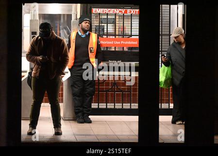 Chelsea, Manhattan, New York, Deer. Dezember 2024 31. (Neu) ein Mann ist in Gewahrsam und wird verhört, nachdem ein anderer Mann bei einem neuen yearÃ¢â‚¬â„¢Angriff in manhattan, New york, auf die U-Bahn-Gleise geschoben wurde. 31. Dezember 2024, manhattan, New york, usa: Es geschah auf der Südseite 1 Gleise am Bahnhof 18. Straße in chelsea kurz nach 13:30 Uhr wurde das Opfer in kritischem Zustand nach bellevue gebracht. Der Verdächtige ist weggelaufen, aber die Behörden sagten, dass sie einen Mann in Gewahrsam hätten, der kurz vor 16 Uhr verhört wurde. Quelle: ZUMA Press, Inc./Ala Stockfoto