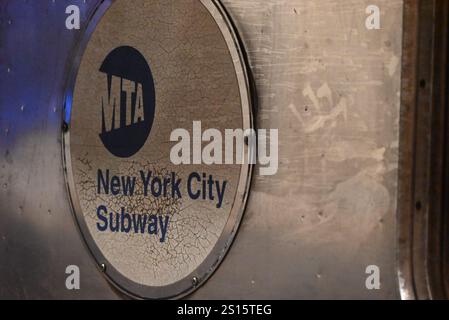 Chelsea, Manhattan, New York, Deer. Dezember 2024 31. (Neu) ein Mann ist in Gewahrsam und wird verhört, nachdem ein anderer Mann bei einem neuen yearÃ¢â‚¬â„¢Angriff in manhattan, New york, auf die U-Bahn-Gleise geschoben wurde. 31. Dezember 2024, manhattan, New york, usa: Es geschah auf der Südseite 1 Gleise am Bahnhof 18. Straße in chelsea kurz nach 13:30 Uhr wurde das Opfer in kritischem Zustand nach bellevue gebracht. Der Verdächtige ist weggelaufen, aber die Behörden sagten, dass sie einen Mann in Gewahrsam hätten, der kurz vor 16 Uhr verhört wurde. Quelle: ZUMA Press, Inc./Ala Stockfoto