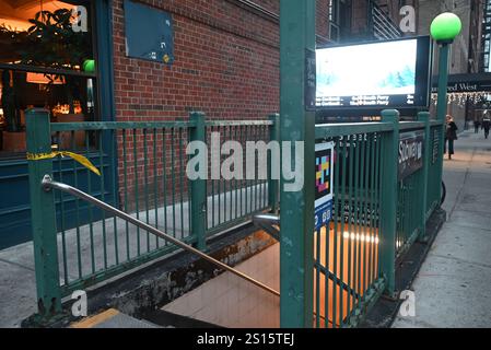 Chelsea, Manhattan, New York, Deer. Dezember 2024 31. (Neu) ein Mann ist in Gewahrsam und wird verhört, nachdem ein anderer Mann bei einem neuen yearÃ¢â‚¬â„¢Angriff in manhattan, New york, auf die U-Bahn-Gleise geschoben wurde. 31. Dezember 2024, manhattan, New york, usa: Es geschah auf der Südseite 1 Gleise am Bahnhof 18. Straße in chelsea kurz nach 13:30 Uhr wurde das Opfer in kritischem Zustand nach bellevue gebracht. Der Verdächtige ist weggelaufen, aber die Behörden sagten, dass sie einen Mann in Gewahrsam hätten, der kurz vor 16 Uhr verhört wurde. Quelle: ZUMA Press, Inc./Ala Stockfoto