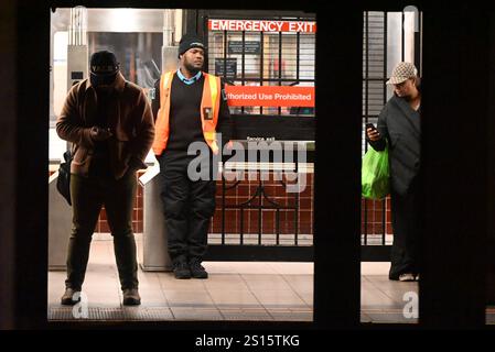 Chelsea, Manhattan, New York, Deer. Dezember 2024 31. (Neu) ein Mann ist in Gewahrsam und wird verhört, nachdem ein anderer Mann bei einem neuen yearÃ¢â‚¬â„¢Angriff in manhattan, New york, auf die U-Bahn-Gleise geschoben wurde. 31. Dezember 2024, manhattan, New york, usa: Es geschah auf der Südseite 1 Gleise am Bahnhof 18. Straße in chelsea kurz nach 13:30 Uhr wurde das Opfer in kritischem Zustand nach bellevue gebracht. Der Verdächtige ist weggelaufen, aber die Behörden sagten, dass sie einen Mann in Gewahrsam hätten, der kurz vor 16 Uhr verhört wurde. Quelle: ZUMA Press, Inc./Ala Stockfoto