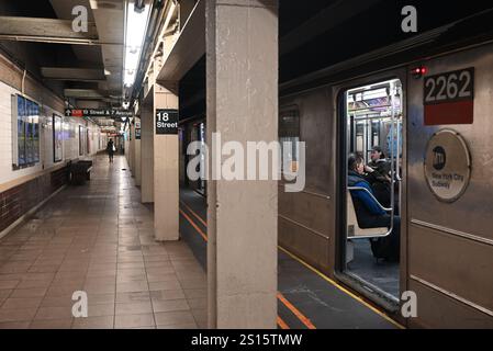 Chelsea, Manhattan, New York, Deer. Dezember 2024 31. (Neu) ein Mann ist in Gewahrsam und wird verhört, nachdem ein anderer Mann bei einem neuen yearÃ¢â‚¬â„¢Angriff in manhattan, New york, auf die U-Bahn-Gleise geschoben wurde. 31. Dezember 2024, manhattan, New york, usa: Es geschah auf der Südseite 1 Gleise am Bahnhof 18. Straße in chelsea kurz nach 13:30 Uhr wurde das Opfer in kritischem Zustand nach bellevue gebracht. Der Verdächtige ist weggelaufen, aber die Behörden sagten, dass sie einen Mann in Gewahrsam hätten, der kurz vor 16 Uhr verhört wurde. Quelle: ZUMA Press, Inc./Ala Stockfoto