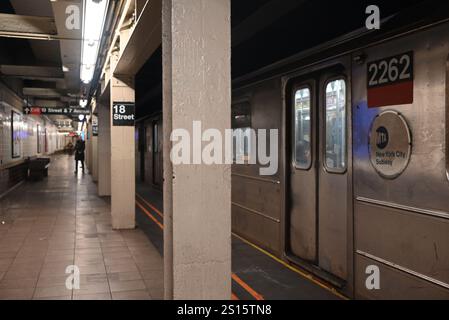 Chelsea, Manhattan, New York, Deer. Dezember 2024 31. (Neu) ein Mann ist in Gewahrsam und wird verhört, nachdem ein anderer Mann bei einem neuen yearÃ¢â‚¬â„¢Angriff in manhattan, New york, auf die U-Bahn-Gleise geschoben wurde. 31. Dezember 2024, manhattan, New york, usa: Es geschah auf der Südseite 1 Gleise am Bahnhof 18. Straße in chelsea kurz nach 13:30 Uhr wurde das Opfer in kritischem Zustand nach bellevue gebracht. Der Verdächtige ist weggelaufen, aber die Behörden sagten, dass sie einen Mann in Gewahrsam hätten, der kurz vor 16 Uhr verhört wurde. Quelle: ZUMA Press, Inc./Ala Stockfoto