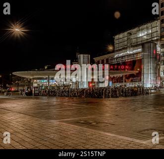 Norreport Station in Kopenhagen bei Nacht mit reflektierenden Neonschildern auf dem Bürgersteig, Dänemark, 12. Dezember 2024 Stockfoto