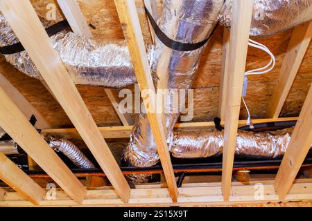 In der Deckenkonstruktion des im Bau befindlichen neuen Gebäudes werden während der Lüftungsarbeiten Kanäle installiert. Stockfoto