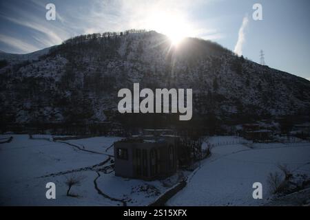 Srinagar, Jammu Und Kaschmir, Indien. Dezember 2024 31. Ein Blick auf ein schneebedecktes Reisfeld in Banihal in der Nähe des Bahnhofs etwa 87 km von Srinagar, Indien. Der Srinagar-Jammu National Highway bleibt wegen neuer Erdrutsche an mehreren Stellen für den Transport von Fahrzeugen gesperrt. (Kreditbild: © Nisar UL Haq Allaie/Pacific Press via ZUMA Press Wire) NUR REDAKTIONELLE VERWENDUNG! Nicht für kommerzielle ZWECKE! Stockfoto