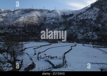 Srinagar, Jammu Und Kaschmir, Indien. Dezember 2024 31. Ein Blick auf ein schneebedecktes Reisfeld in Banihal in der Nähe des Bahnhofs etwa 87 km von Srinagar, Indien. Der Srinagar-Jammu National Highway bleibt wegen neuer Erdrutsche an mehreren Stellen für den Transport von Fahrzeugen gesperrt. (Kreditbild: © Nisar UL Haq Allaie/Pacific Press via ZUMA Press Wire) NUR REDAKTIONELLE VERWENDUNG! Nicht für kommerzielle ZWECKE! Stockfoto